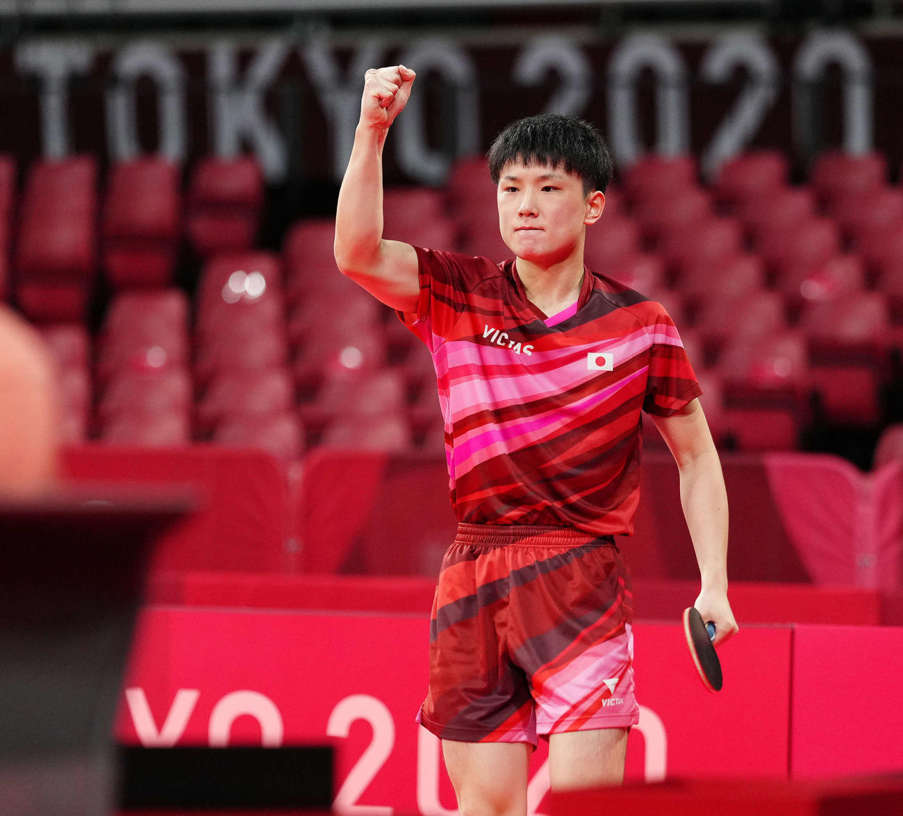 卓球男子シングルス3回戦で林兆恒に勝利しガッツポーズする張本（撮影・江口和貴）