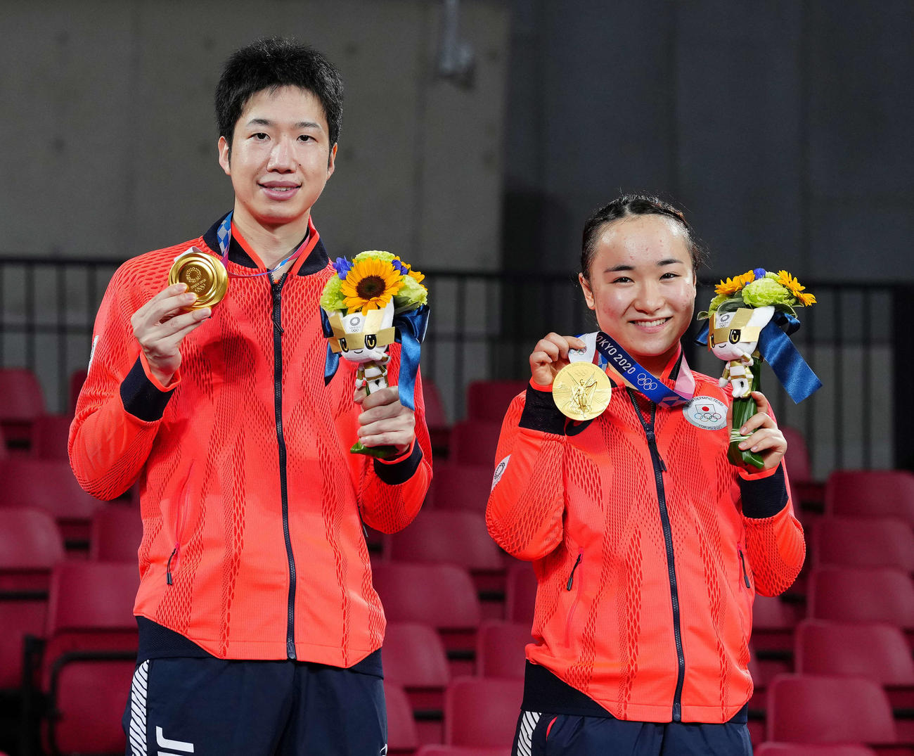 卓球混合ダブルス表彰式で金メダルを手にする水谷（左）、伊藤組（撮影・江口和貴）