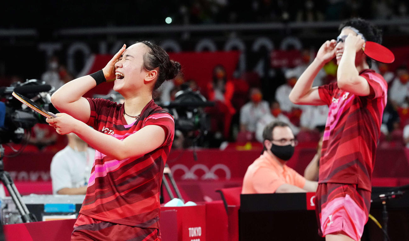 卓球混合ダブルスで優勝し歓喜する伊藤。右は水谷（撮影・江口和貴）