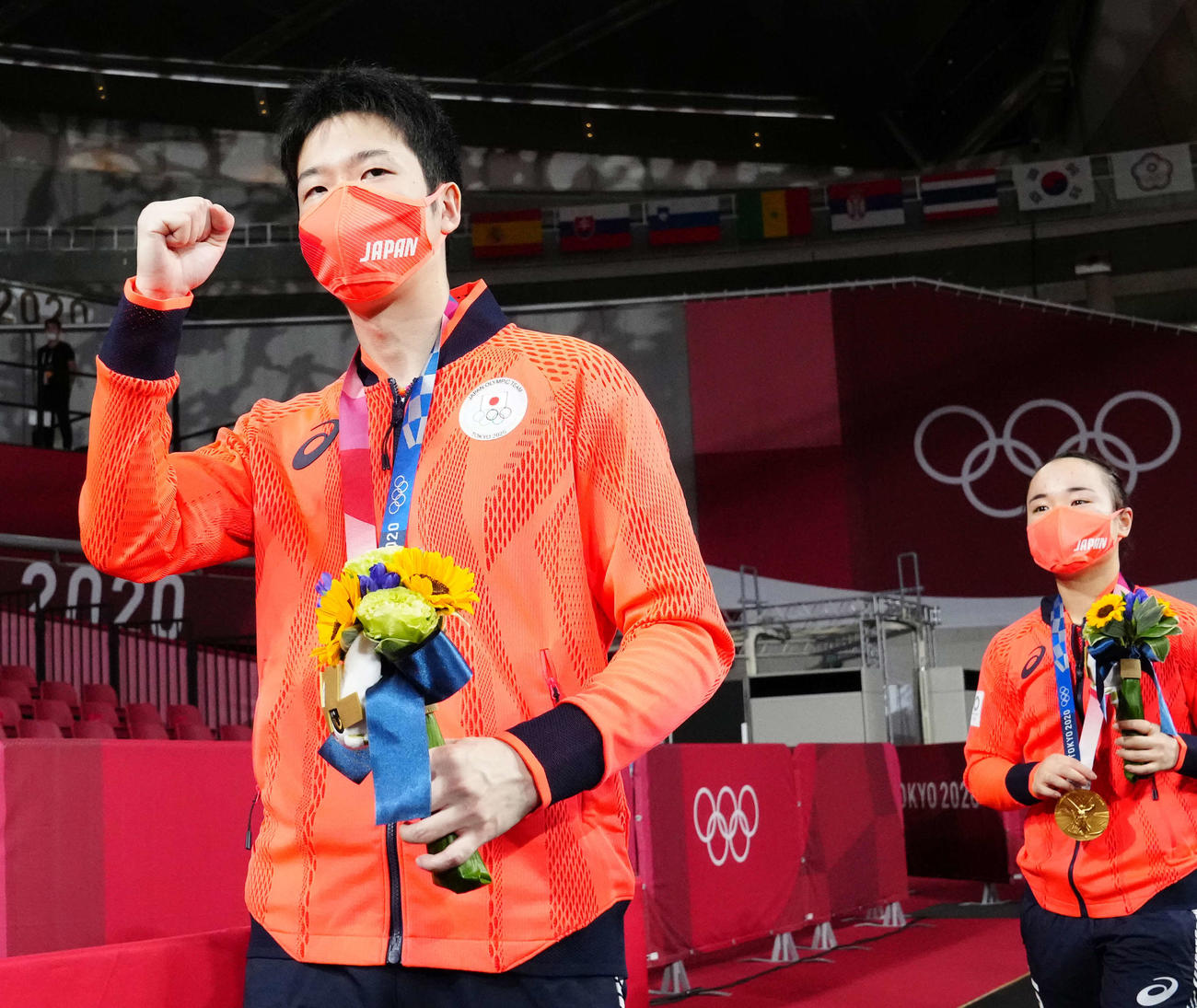 卓球混合ダブルスで優勝しガッツポーズを見せる水谷（左）。右は伊藤（撮影・江口和貴）