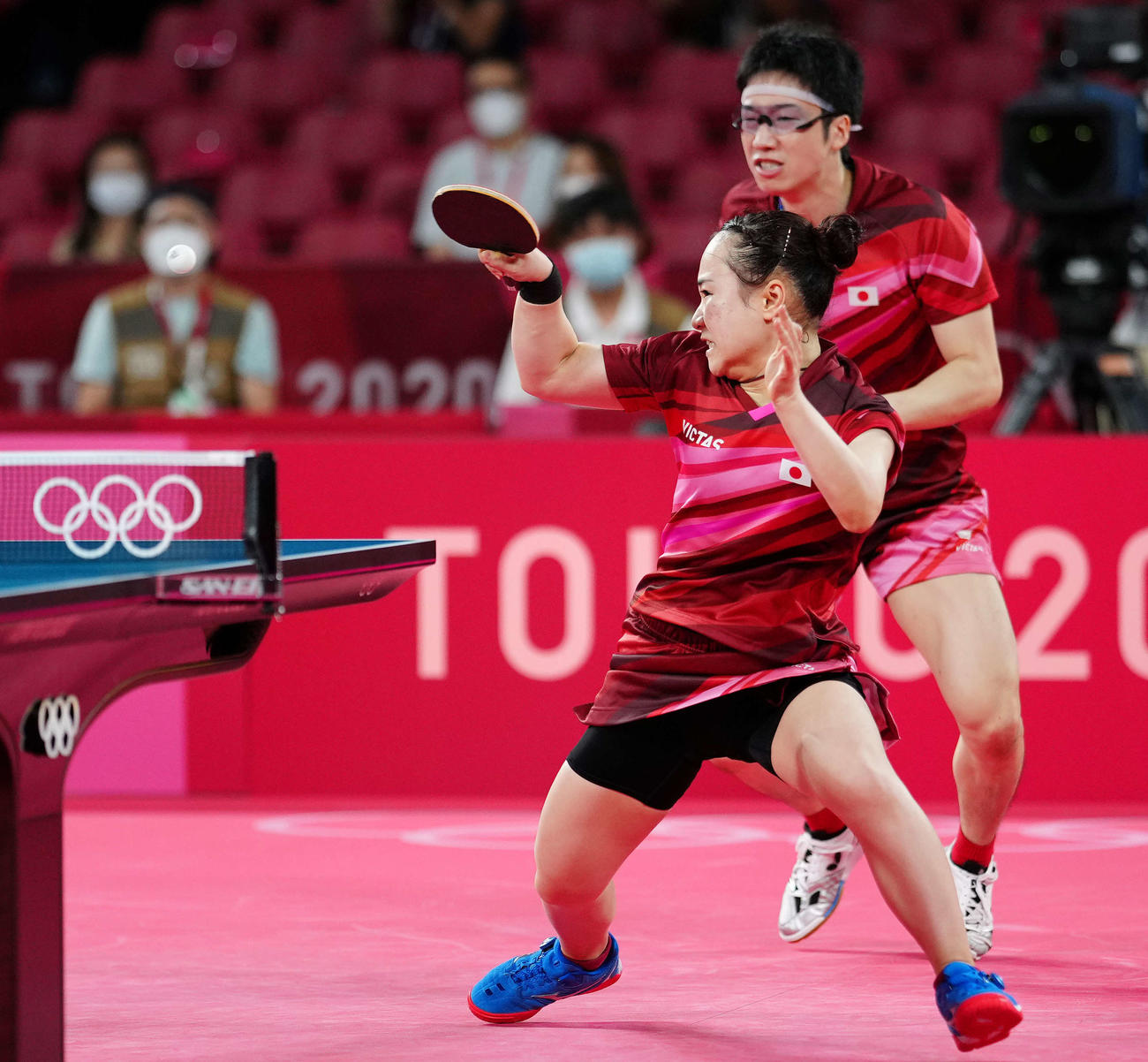 卓球混合ダブルス決勝、第5セットに臨む水谷（後方）、伊藤組（撮影・江口和貴）