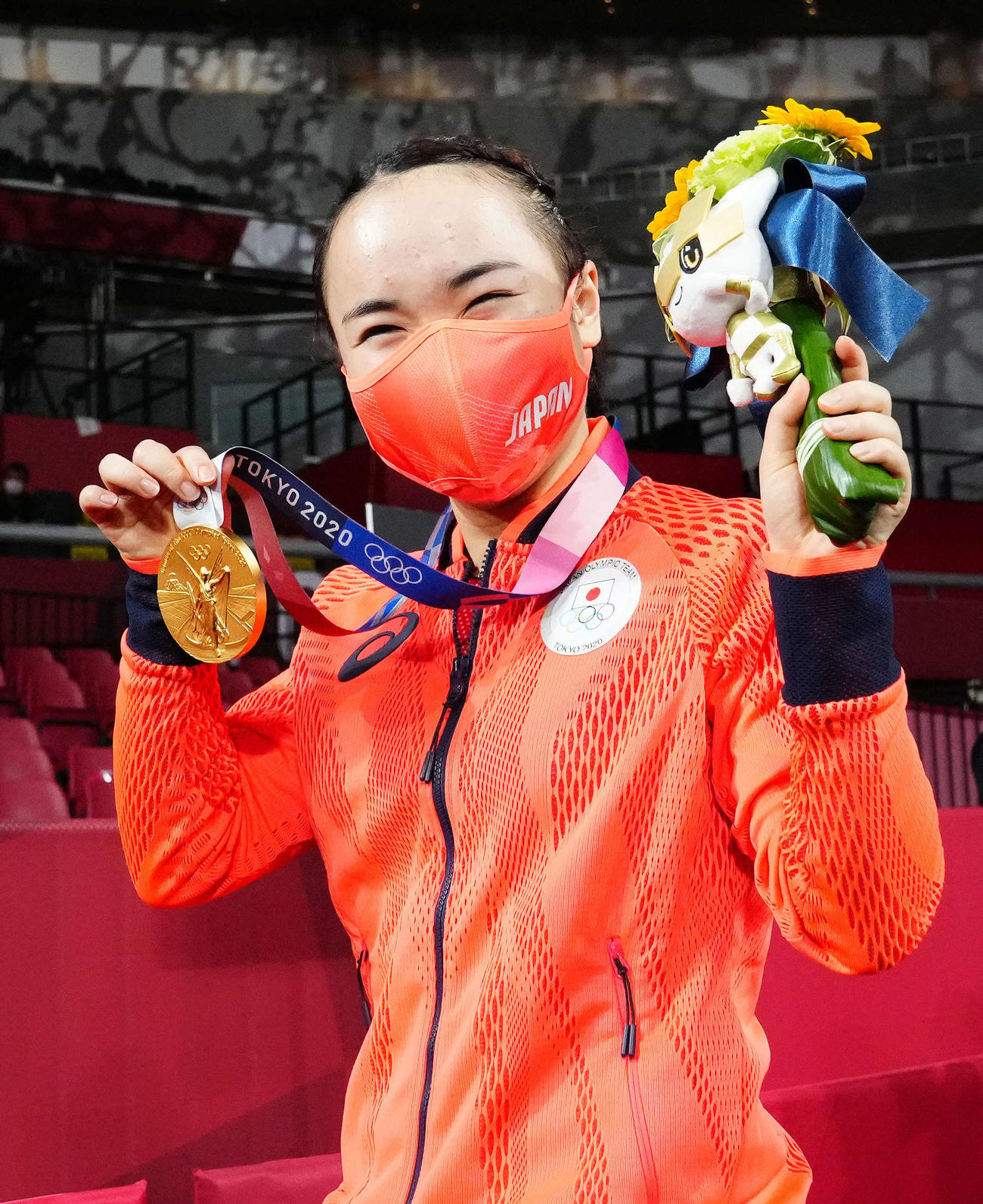 卓球混合ダブルスで優勝し金メダルを披露する伊藤（撮影・江口和貴）