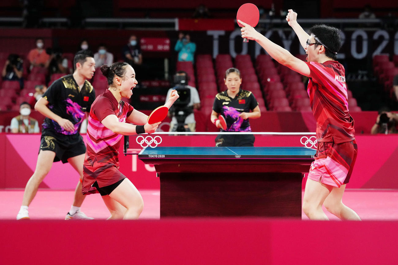 卓球混合ダブルス決勝、許■（■は日ヘンに斤）、劉詩雯組を破り、優勝を決め歓喜する水谷（右）、伊藤組（撮影・江口和貴）