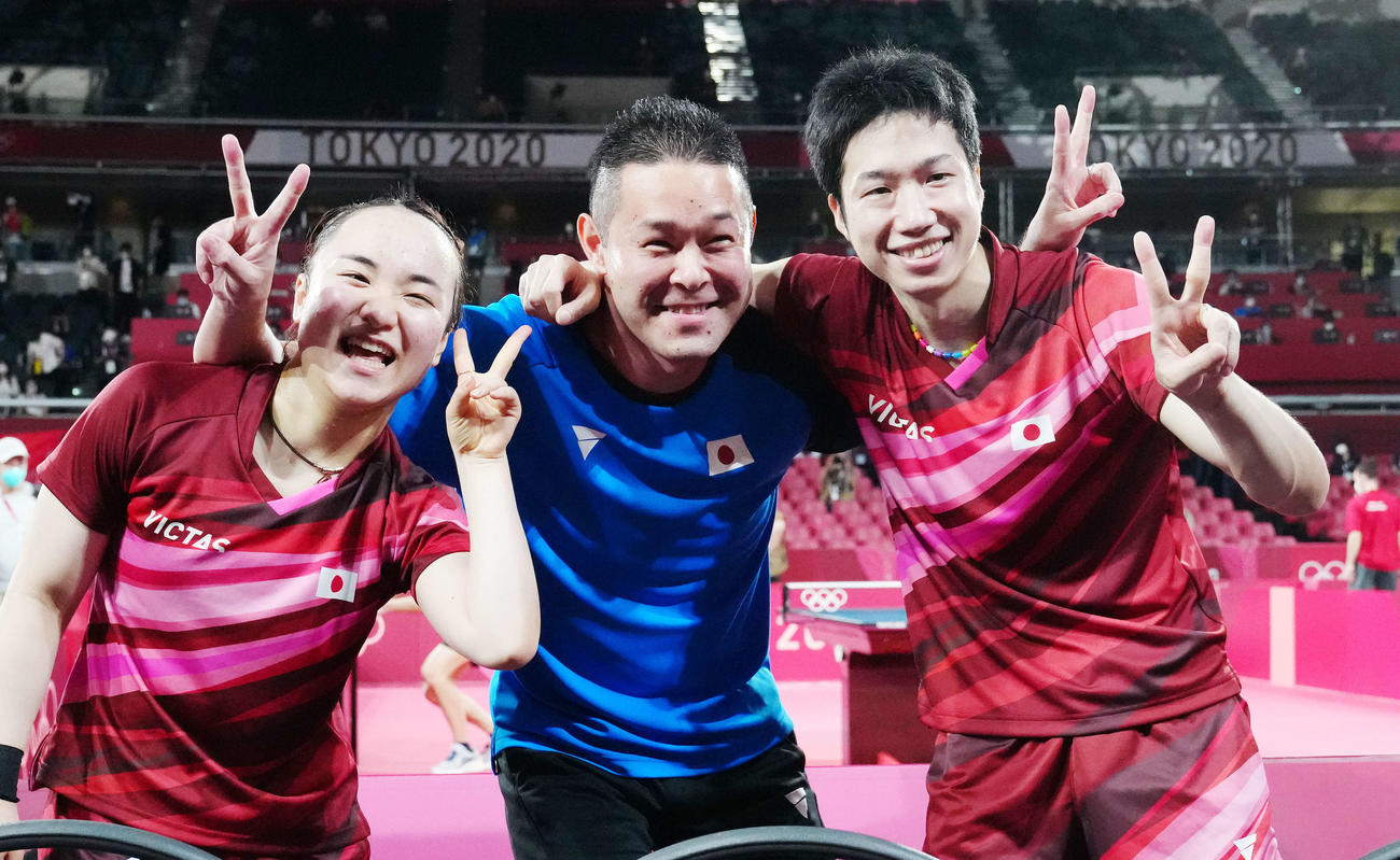 卓球混合ダブルス決勝　優勝を決めコーチと記念撮影する水谷（右）、伊藤組（撮影・江口和貴）