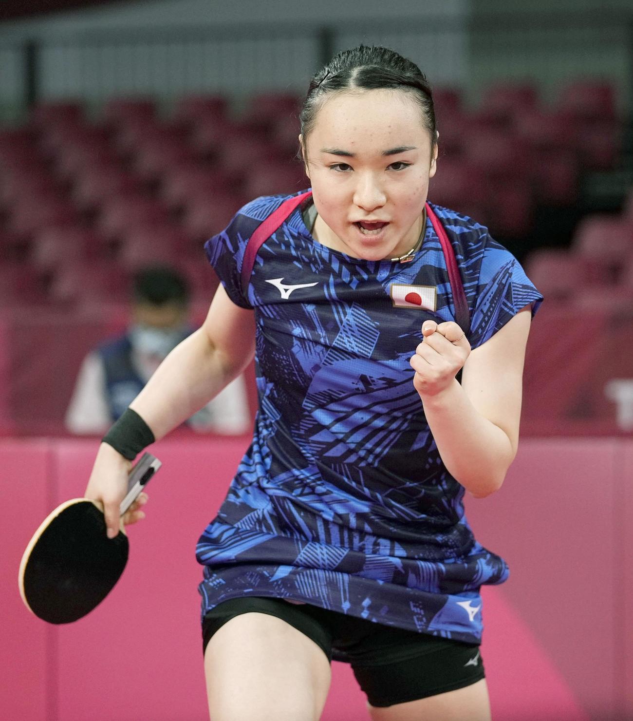 女子シングルス3回戦　ポイントを奪い、ガッツポーズする伊藤美誠（共同）