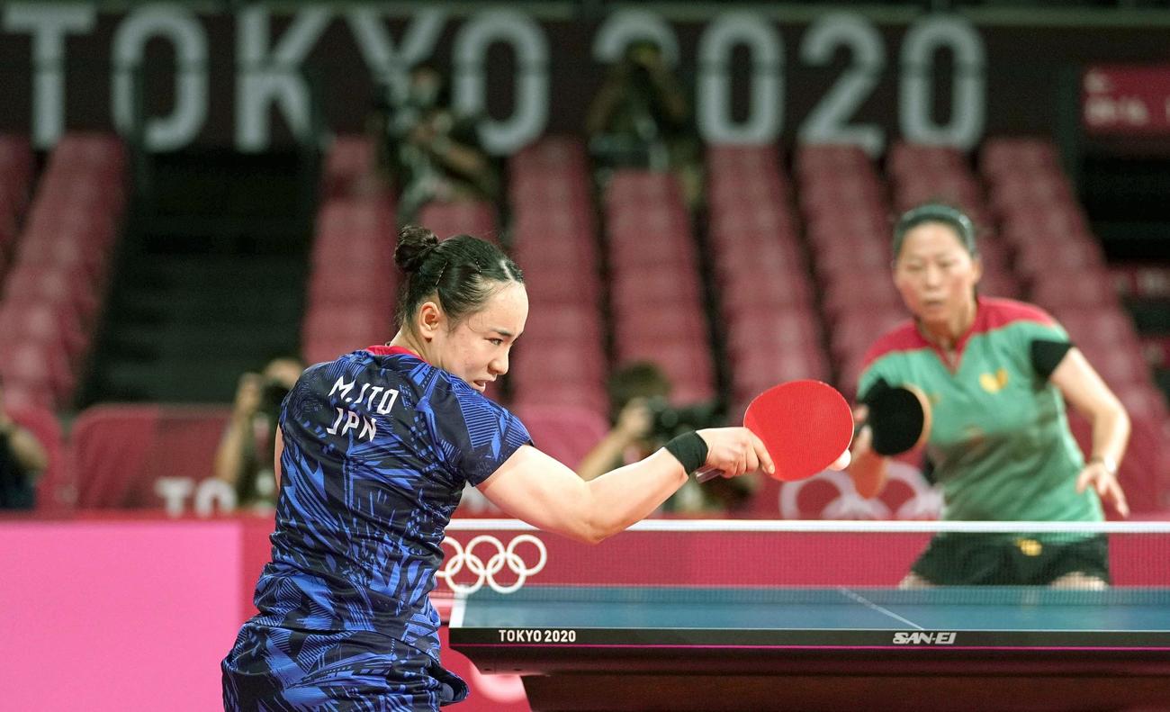 女子シングルス3回戦　ポルトガル選手（奥）にフォアを打ち込む伊藤美誠（共同）