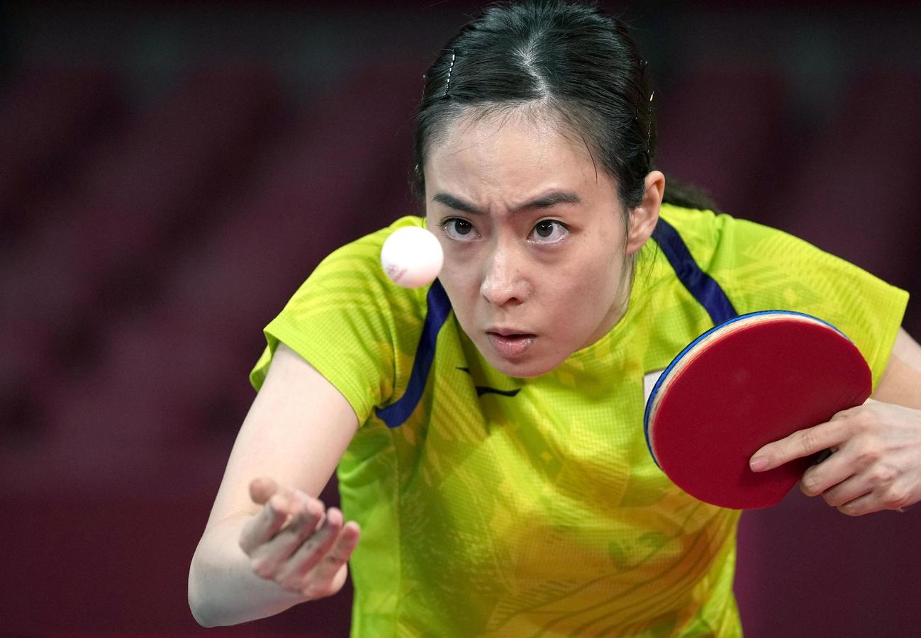 女子シングルス4回戦　サーブトスを上げる石川佳純（共同）