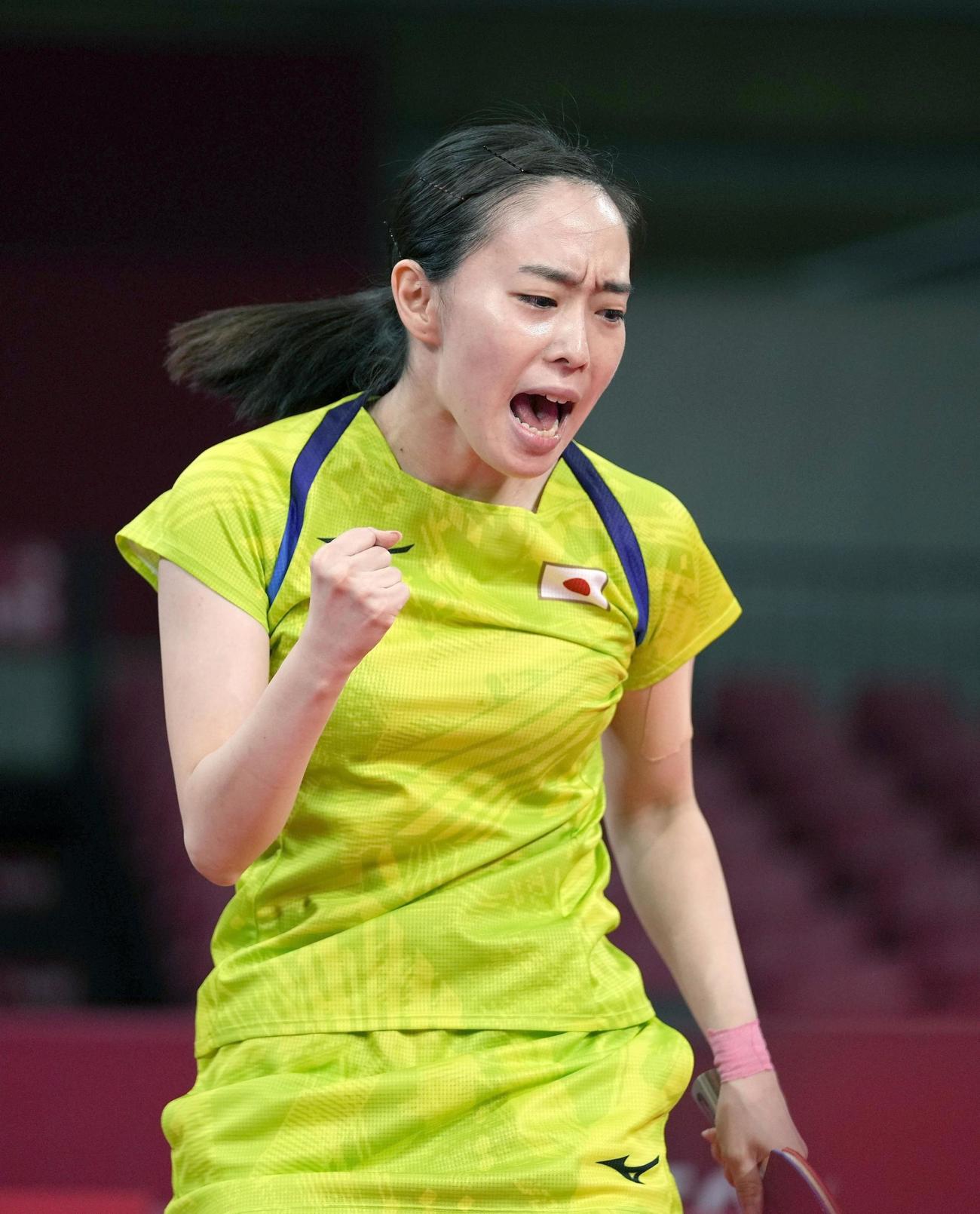 女子シングルス4回戦　ポイントを奪い、ガッツポーズする石川佳純（共同）