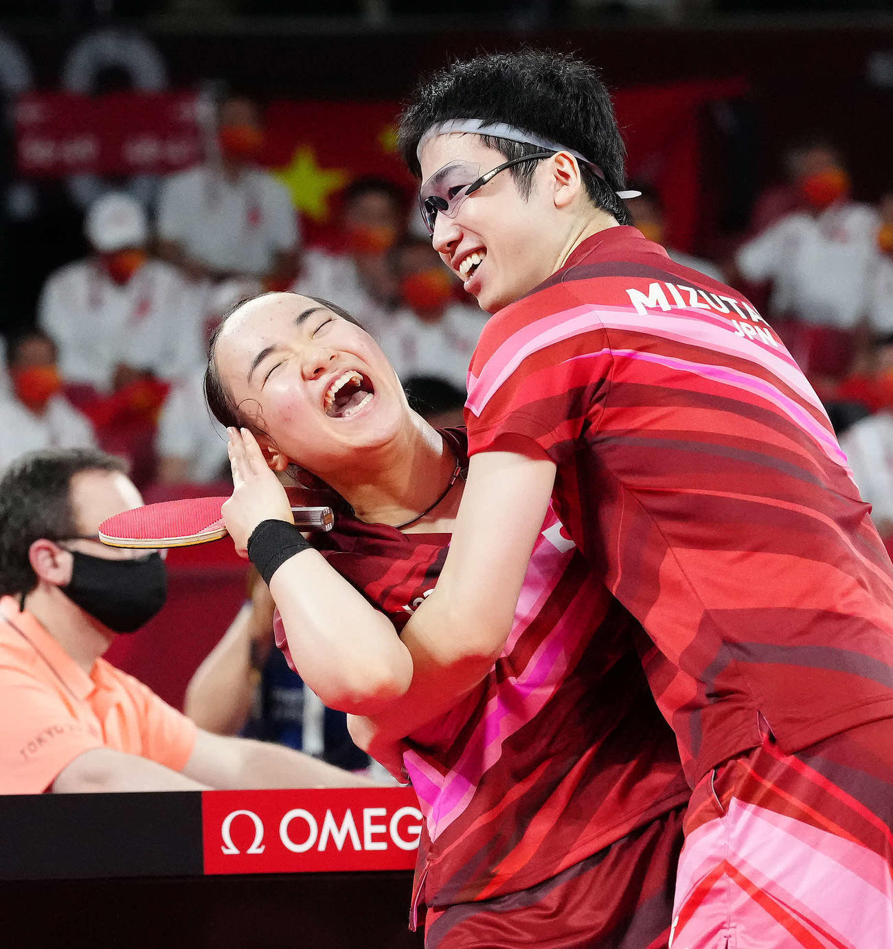 26日、卓球混合ダブルスで優勝を決めて歓喜の抱擁をする水谷隼（右）と伊藤美誠