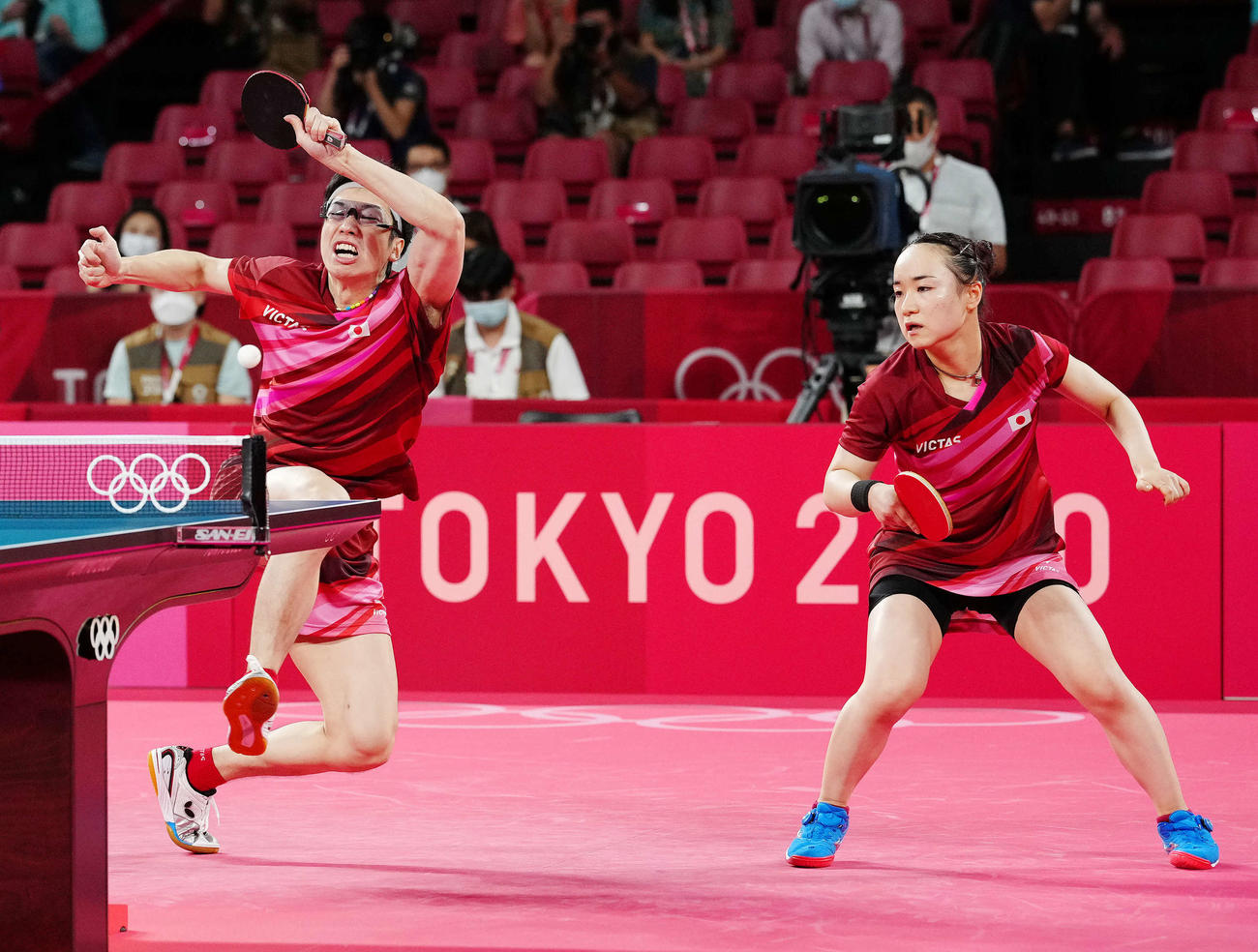 卓球混合ダブルス決勝、第5セットに臨む水谷（左）、伊藤組（撮影・江口和貴）