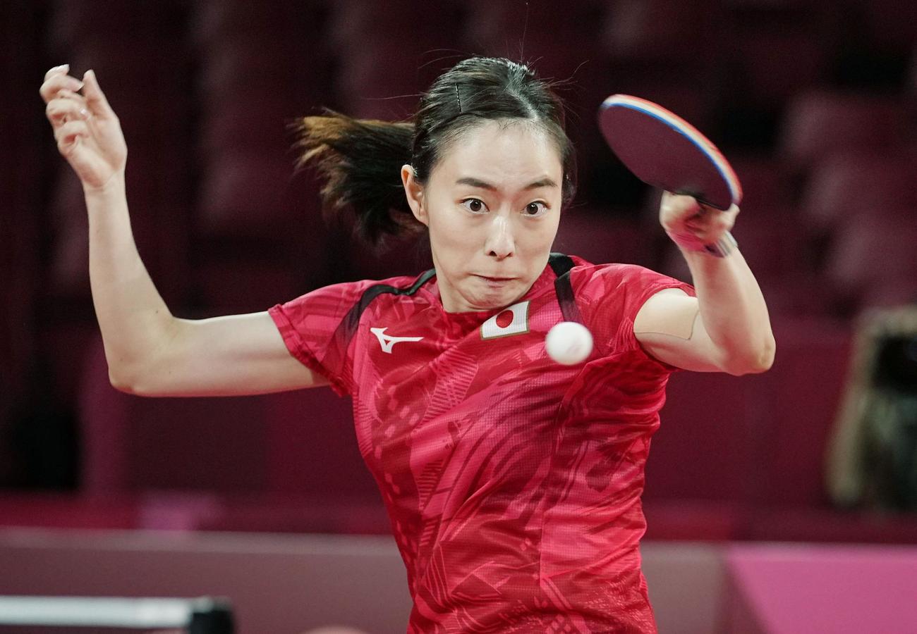 女子シングルス準々決勝　シンガポール選手と対戦する石川佳純（共同）