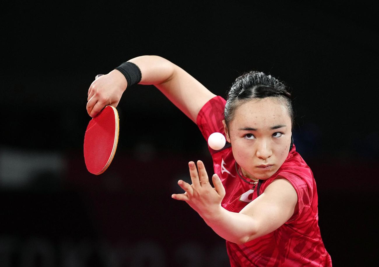 女子シングルス準々決勝　韓国選手と対戦する伊藤美誠（共同）