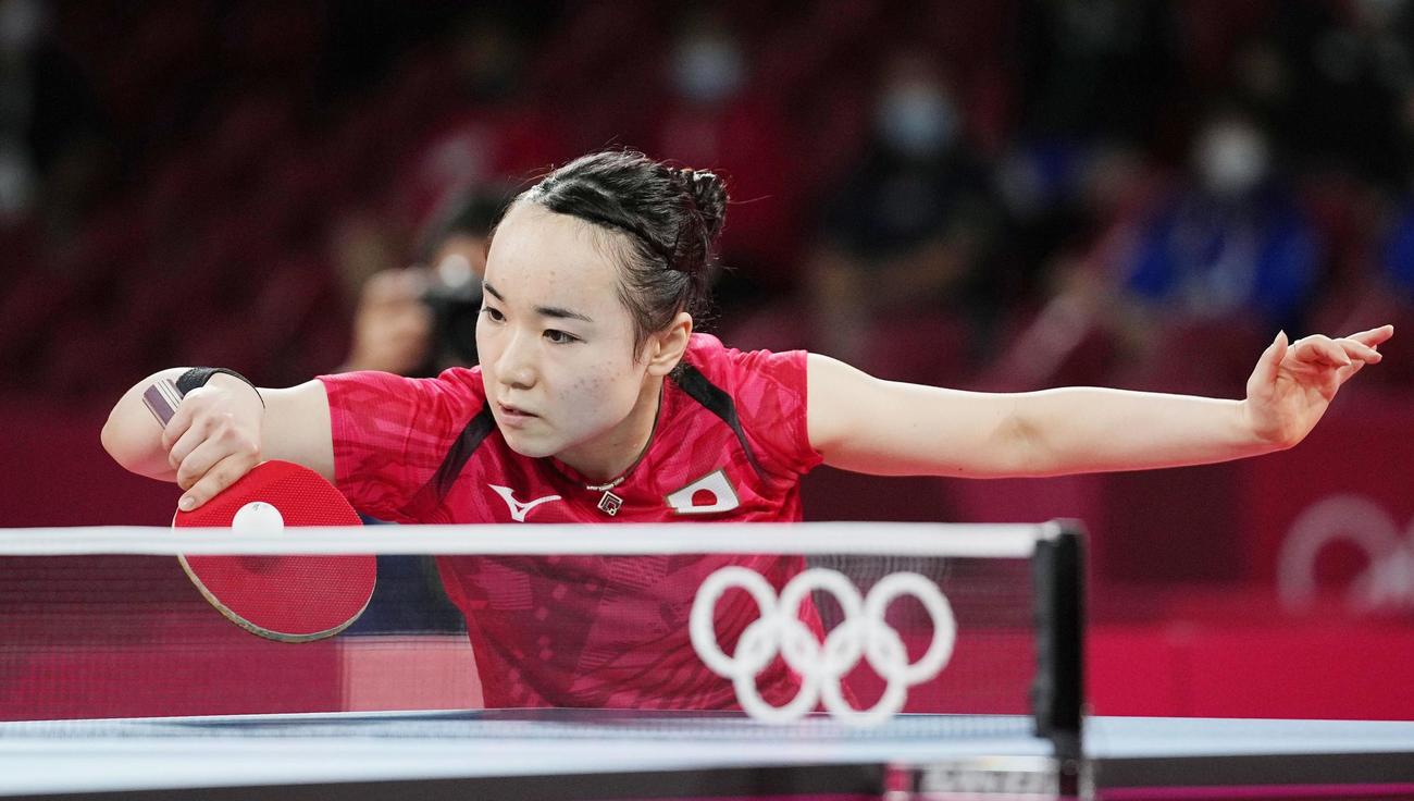 女子シングルス準々決勝　韓国選手と対戦する伊藤美誠（共同）