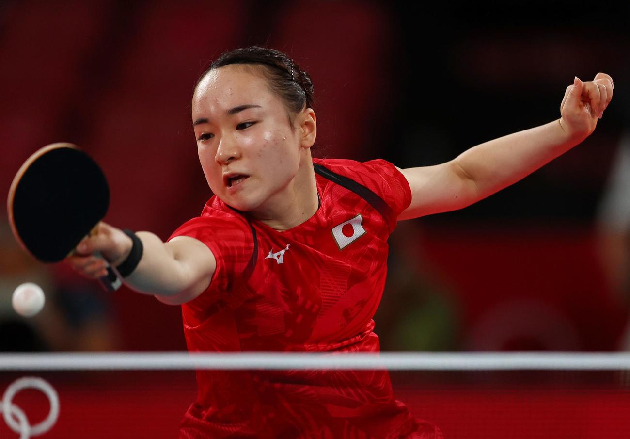 女子シングルス準々決勝　韓国選手と対戦する伊藤美誠（ロイター）