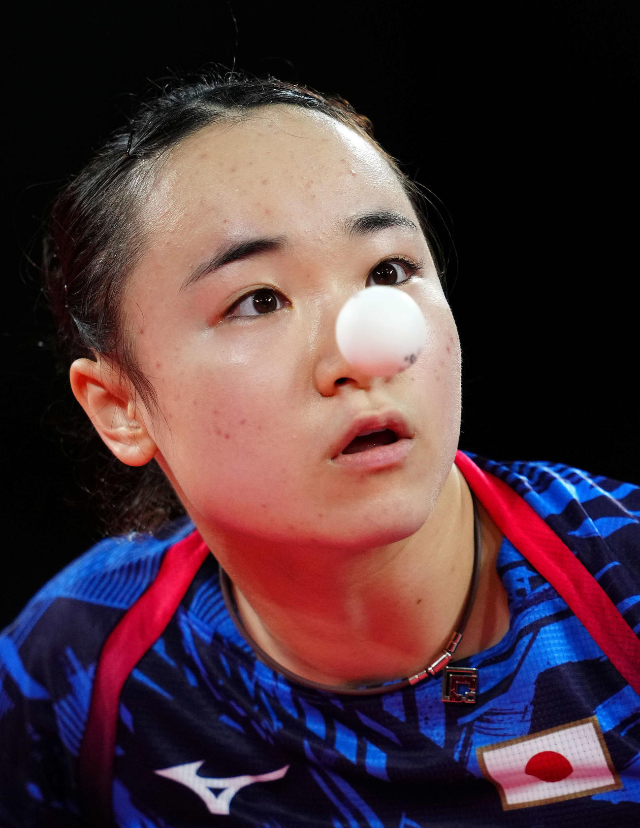 伊藤美誠対モンユ・ユ　第1ゲーム、サーブの球を見つめる伊藤（撮影・江口和貴）