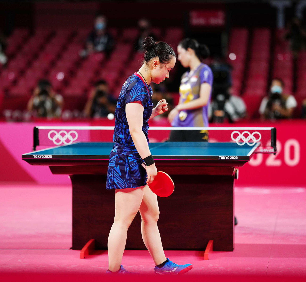 卓球女子シングルス3位決定戦でユ・モンユ（後方）に勝利し、静かに拳を握る伊藤（撮影・江口和貴）