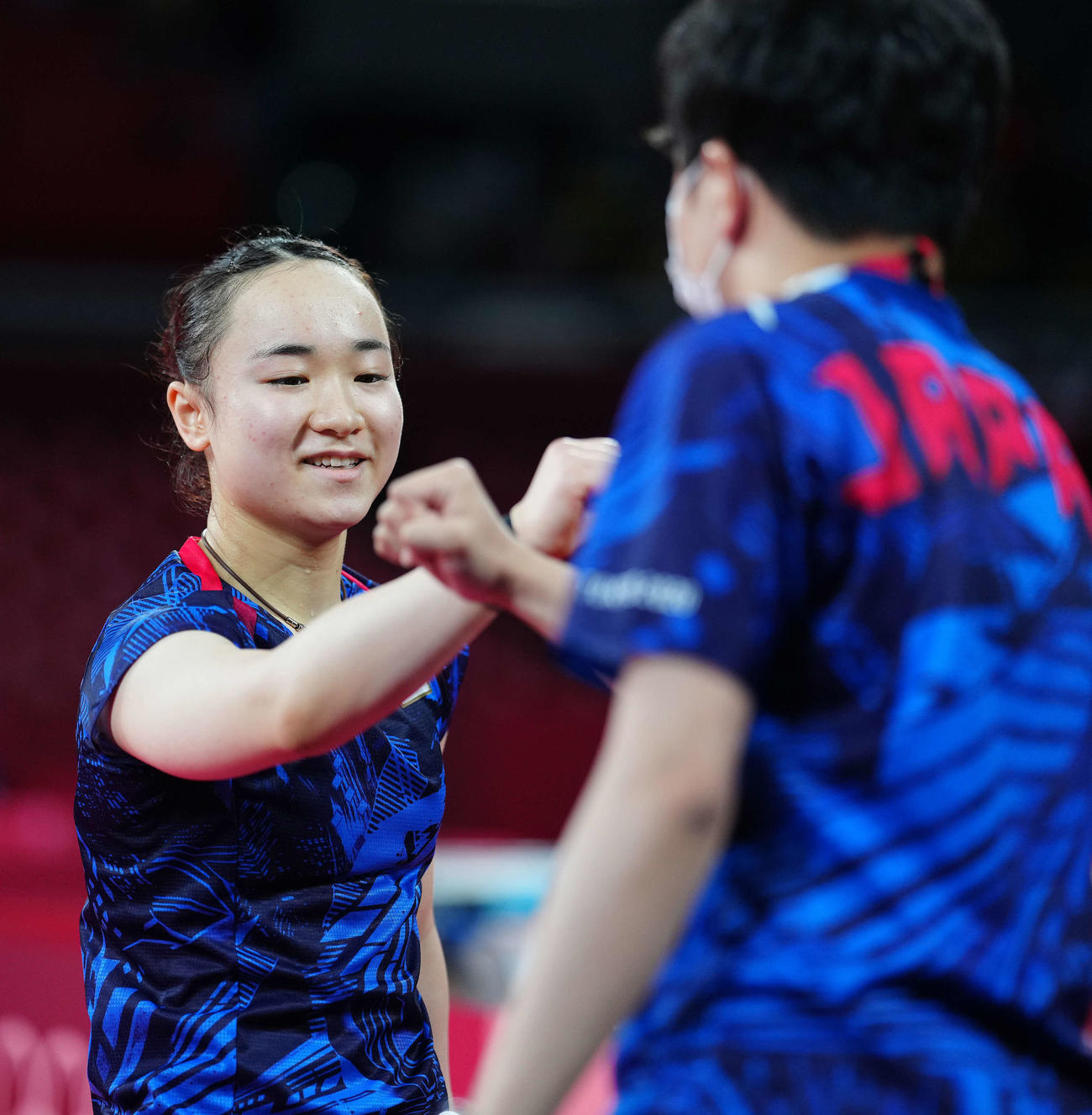 卓球混女子シングルス3位決定戦でユ・モンユに勝利し松崎コーチ（右）と肘タッチをかわす伊藤（撮影・江口和貴）