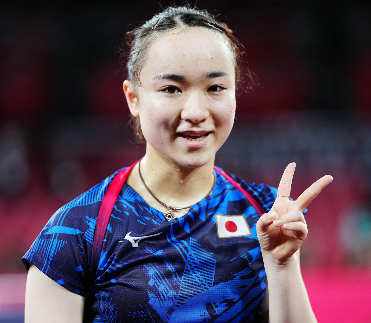 卓球女子シングルス3位決定戦でユ・モンユに勝利しピースサインを見せる伊藤（撮影・江口和貴）