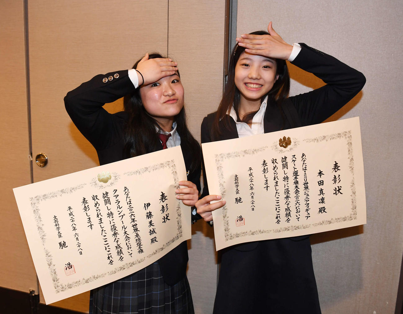 仲良く額を抑えて写真に納まる伊藤美誠（左）と本田真凜（2016年6月28日撮影）