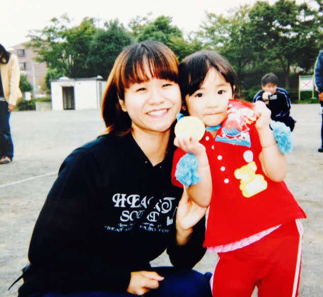 04年、母美乃りさんに寄り添う伊藤美誠