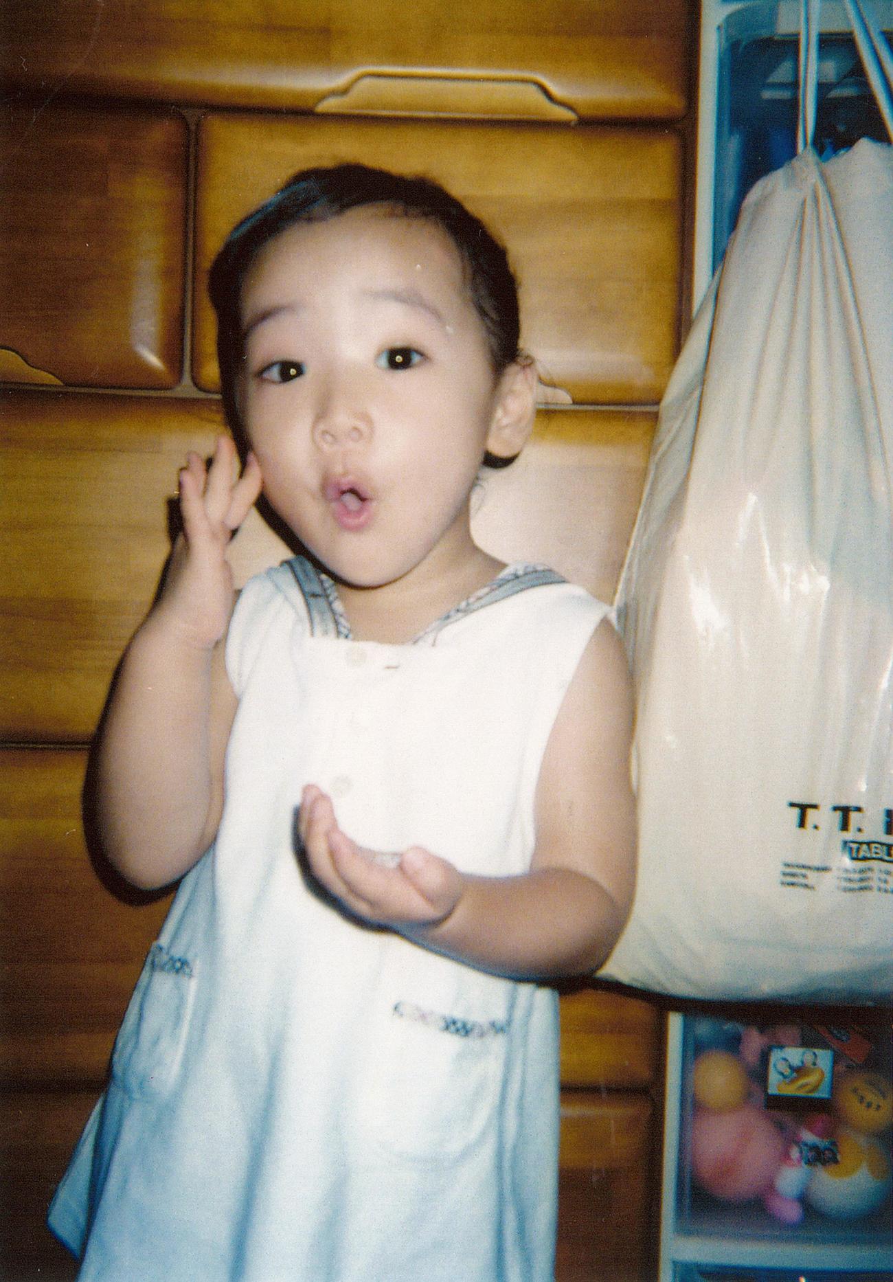 04年、おどけた表情をする3歳の伊藤美誠