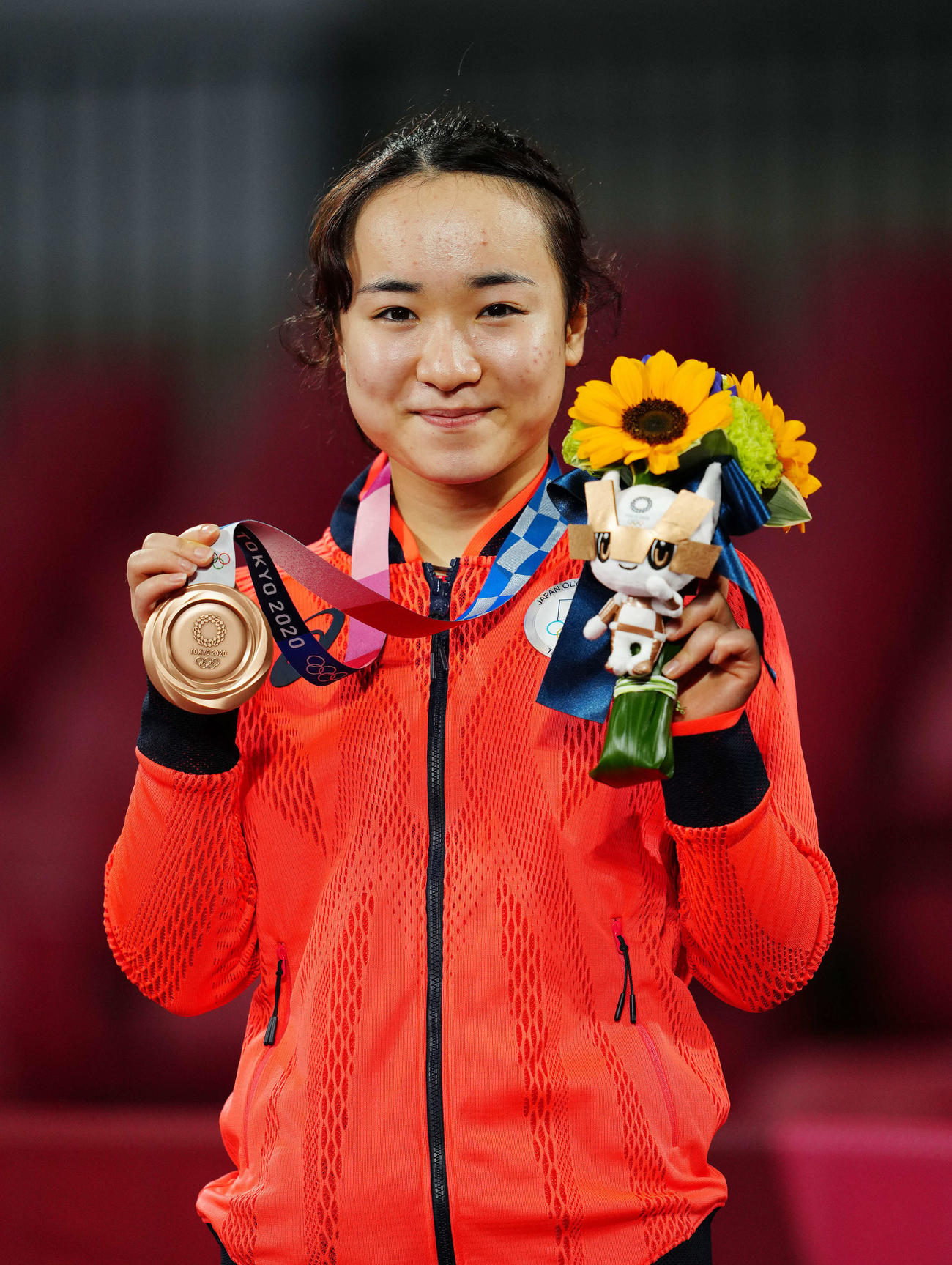 卓球女子シングルス表彰式で銅メダルを見せる伊藤（撮影・江口和貴）
