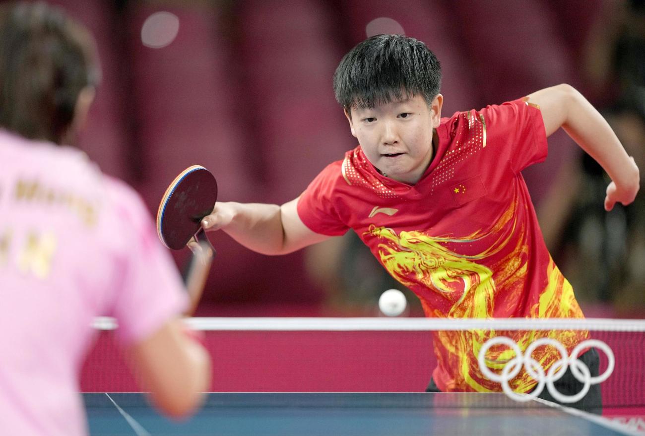 女子シングルス決勝　中国の陳夢（手前）と対戦する孫穎莎（共同）