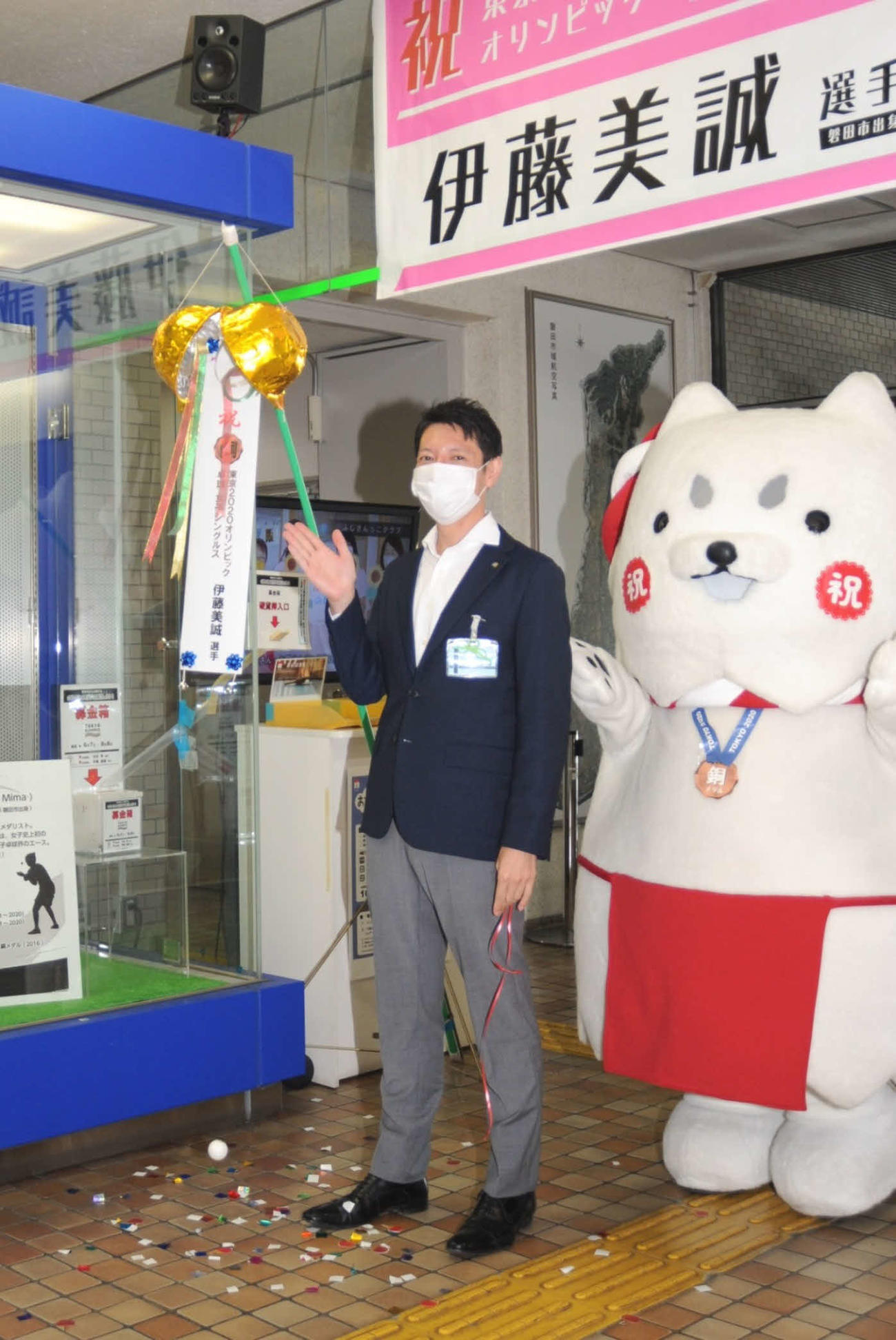 くす玉を割って祝福する草地磐田市長