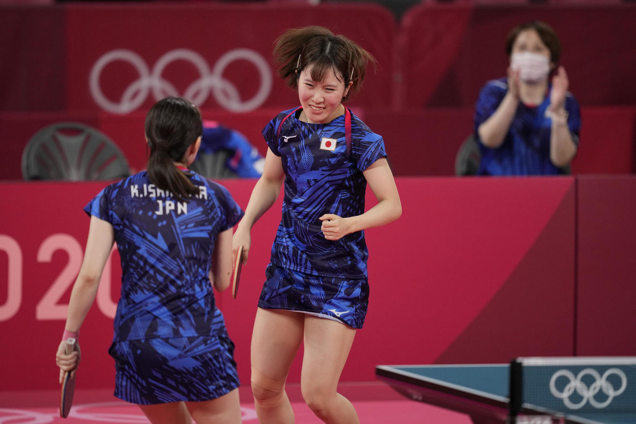 卓球女子団体1回戦　日本－ハンガリー　石川佳純（左）と平野美宇（AP）