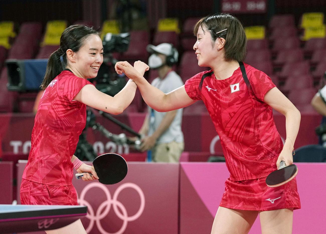 女子団体準々決勝　台湾戦の第1試合に勝利し、タッチを交わす石川佳純（左）、平野美宇組（共同）