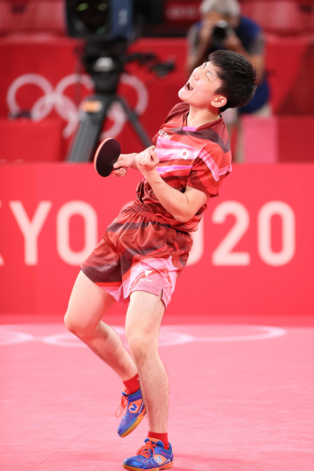 卓球男子団体準々決勝　日本対スウェーデン　第3試合に勝利し雄たけびを上げる張本（撮影・河野匠）