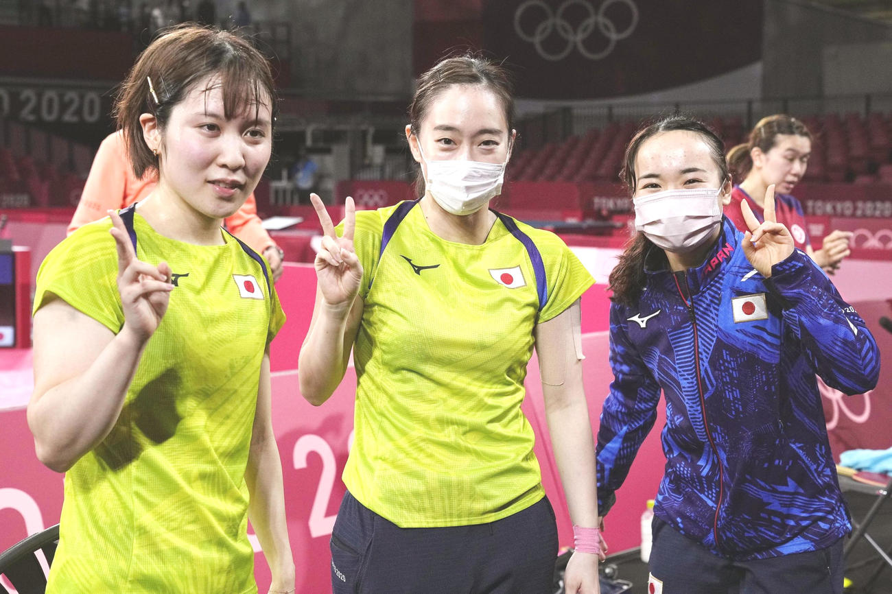 女子団体で決勝進出を決め、カメラに向かってポーズをとる、左から平野、石川、伊藤（共同）