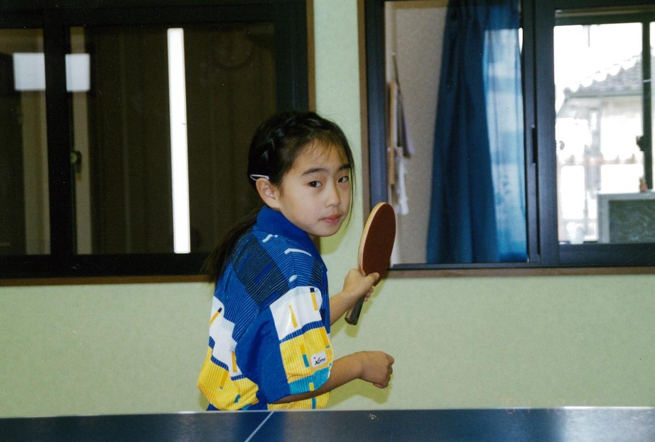 自宅の卓球場でプレーする幼少期の石川佳純（家族提供）