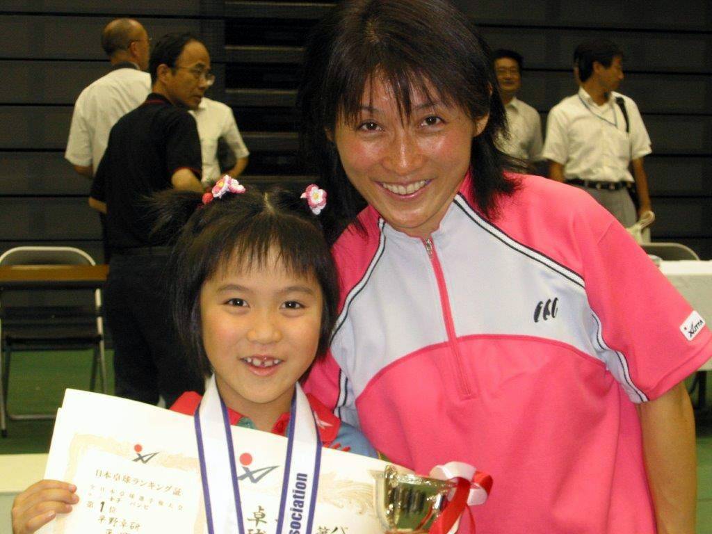 07年7月、全日本選手権バンビの部で優勝した平野美宇は「夢は五輪で金メダル」と初めて公言した。右は母真理子さん