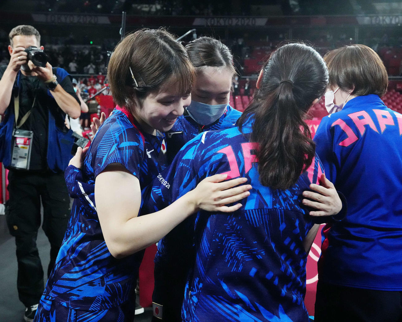 日本対中国　試合後、互いをねぎらう、左から平野、石川、伊藤（撮影・江口和貴）