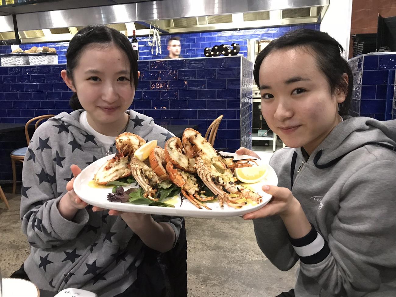 18年、オーストラリアオープンのダブルスで優勝した後、ギリシャ料理を食べに行った伊藤美誠（右）と早田ひな（早田提供）