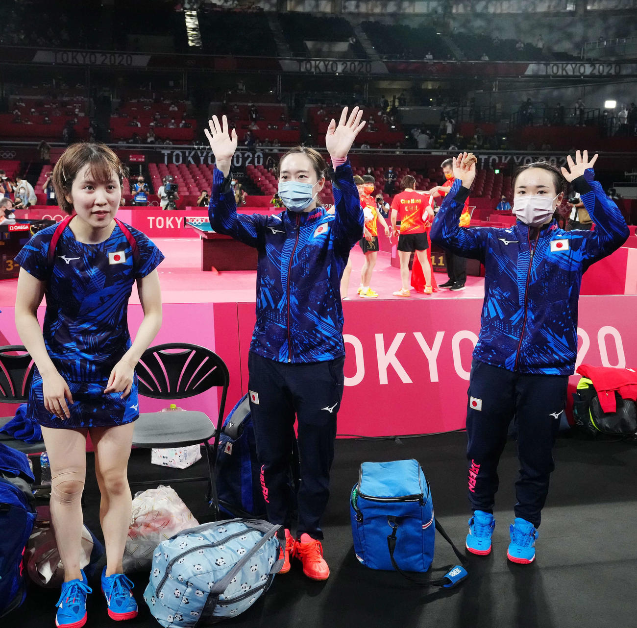 日本対中国　中国に敗れて銀メダルとなってあいさつする、左から平野、石川、伊藤（撮影・江口和貴）