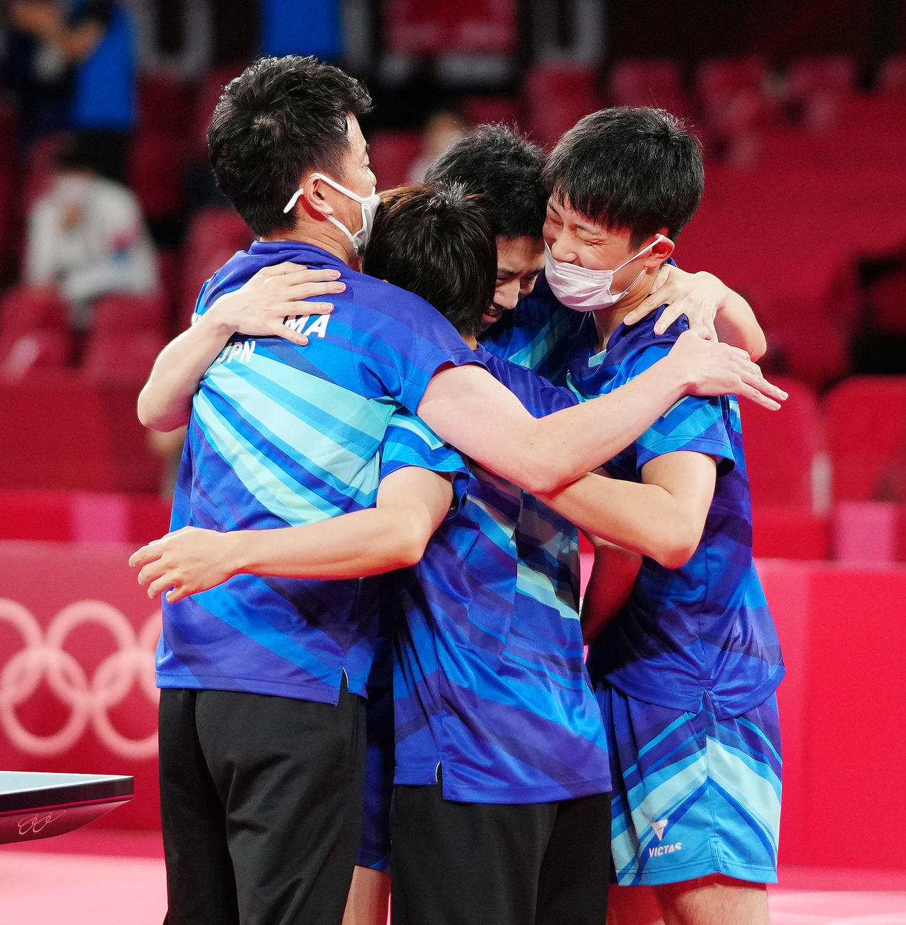 卓球男子団体3位決定戦で韓国に勝利し抱き合う日本の選手たち。左から倉嶋監督、丹羽、水谷、張本（撮影・江口和貴）