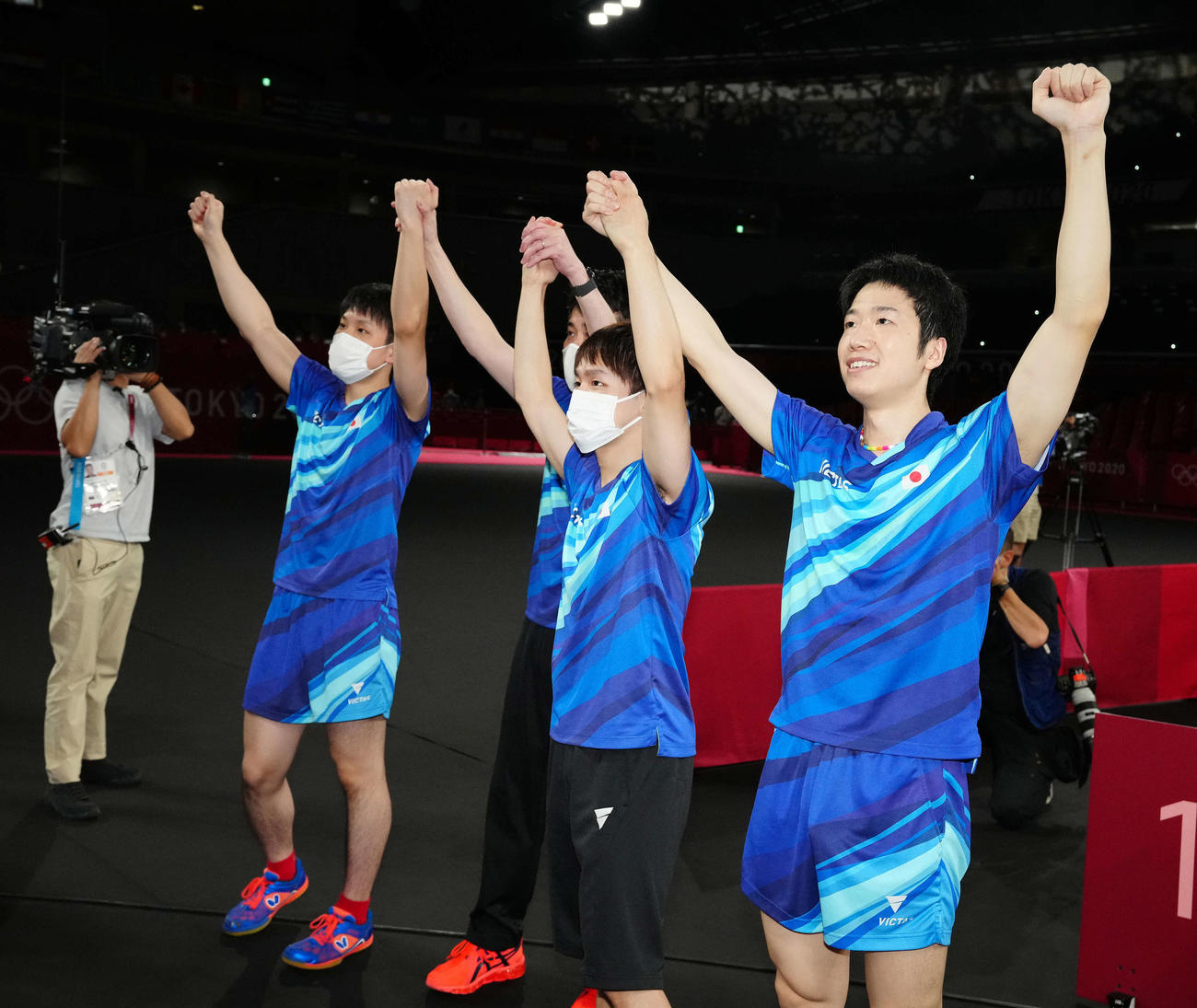 卓球男子団体3位決定戦で韓国に勝利し、スタンドにあいさつする、右から水谷、丹羽、倉嶋監督、張本（撮影・江口和貴）