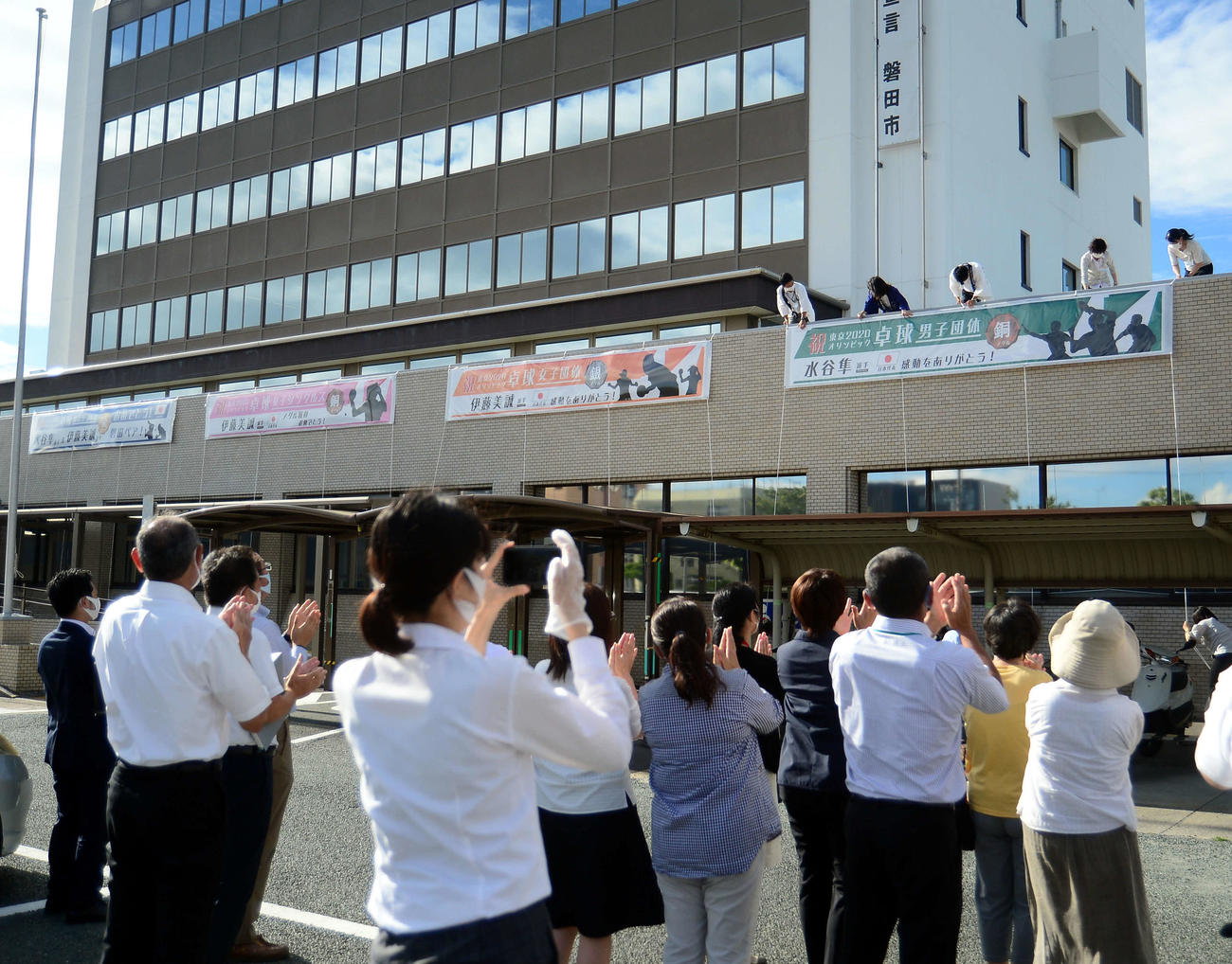 水谷の銅メダル獲得で4枚目の横断幕を掲げる磐田市職員