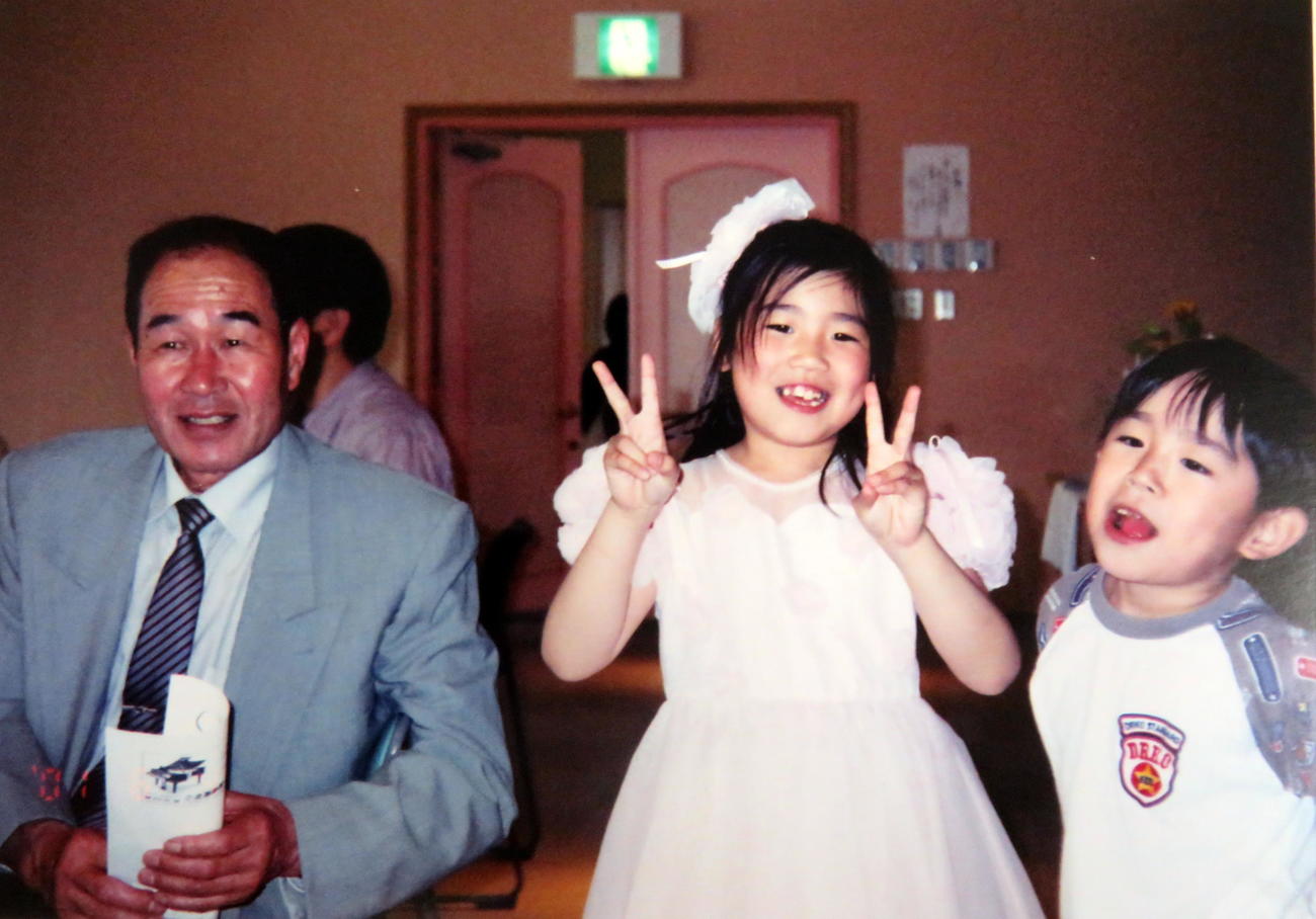01年、祖父米二さんと写る丹羽孝希（右）と姉美里さん