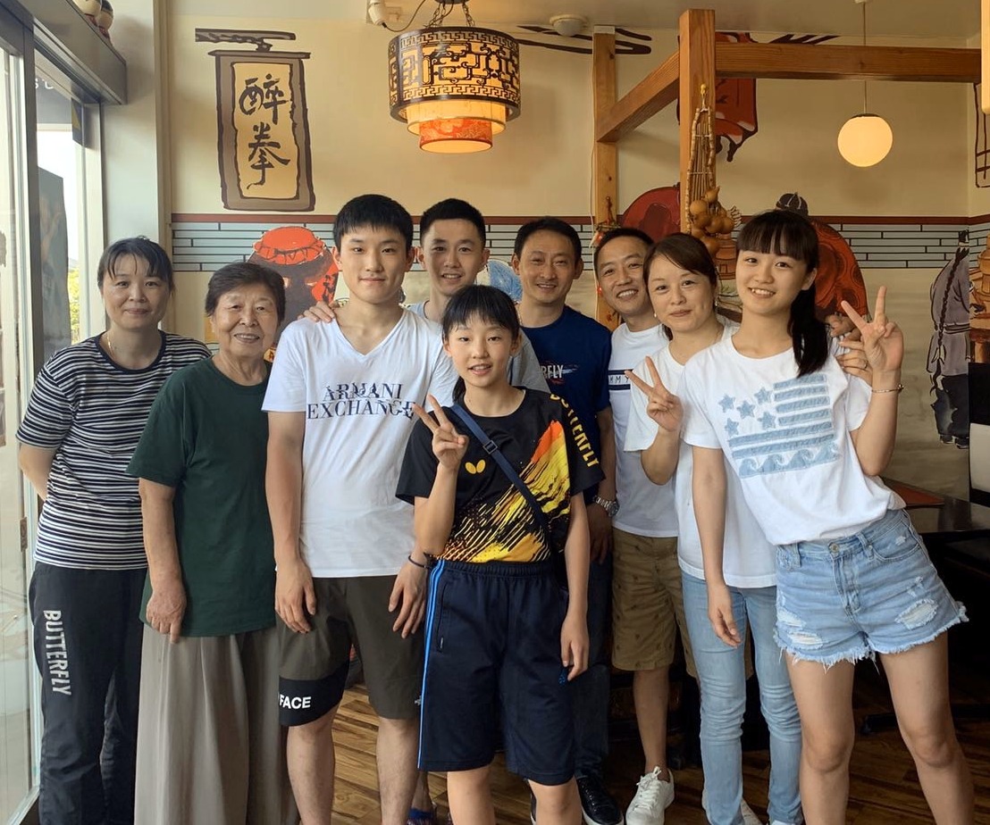 張本智和（左から3人目）家が行きつけの中華料理店「酔拳」での集合写真。幼なじみの早川夏実さん（右端）の親が経営し、母凌さん（左端）、妹美和（同5人目）、父宇さん（同6人目）も通う家族ぐるみの付き合い