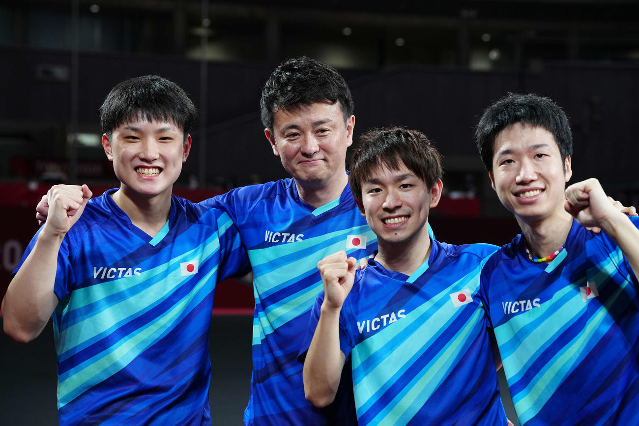 卓球男子団体3位決定戦で韓国に勝利し笑顔でガッツポーズする日本チーム。左から張本、倉嶋監督、丹羽、水谷（撮影・江口和貴）