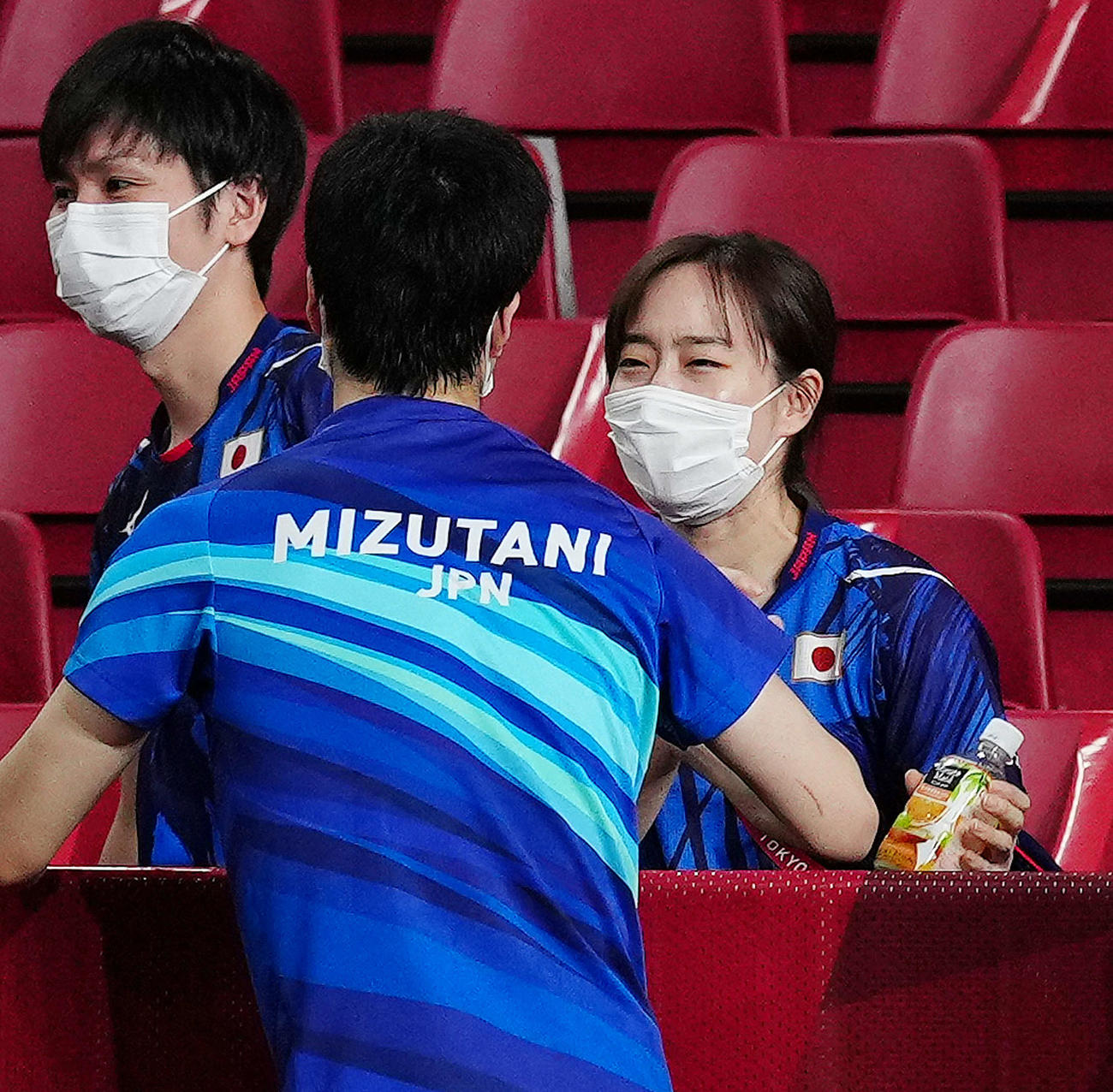 卓球男子団体3位決定戦で韓国に勝利した水谷（中央）を笑顔でねぎらう石川（右）（撮影・江口和貴）