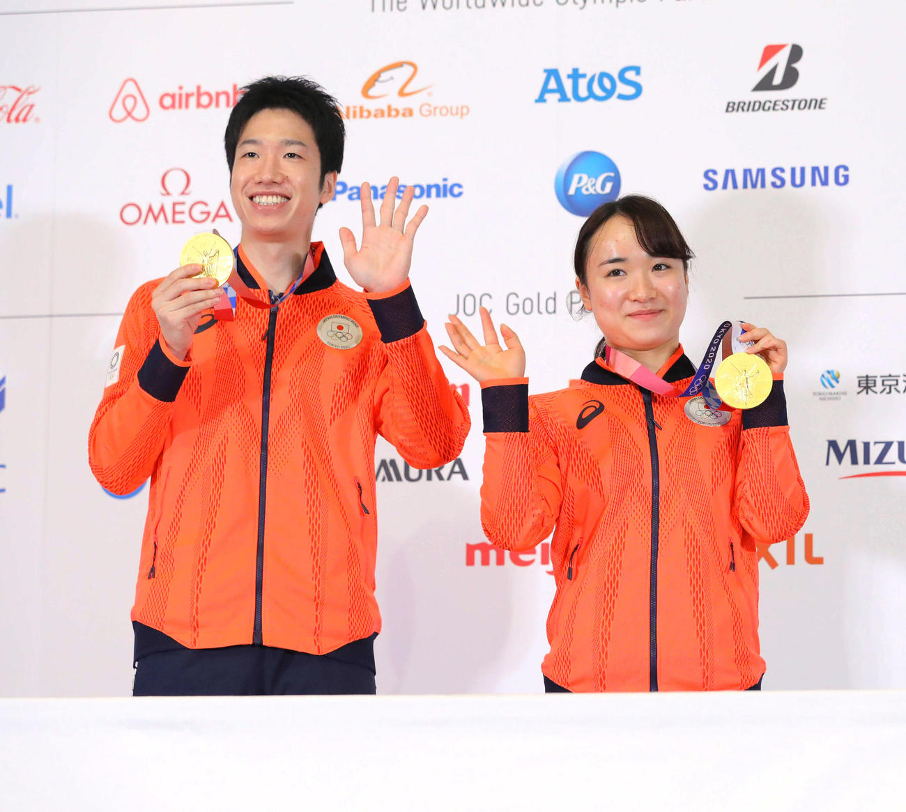 卓球混合ダブルスで金メダルを獲得した水谷（左）と伊藤（代表撮影）