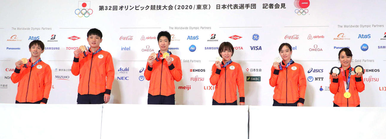 会見でメダルを手に写真に納まる卓球男女団体の選手たち、左から丹羽、張本、水谷、平野、石川、伊藤（代表撮影）