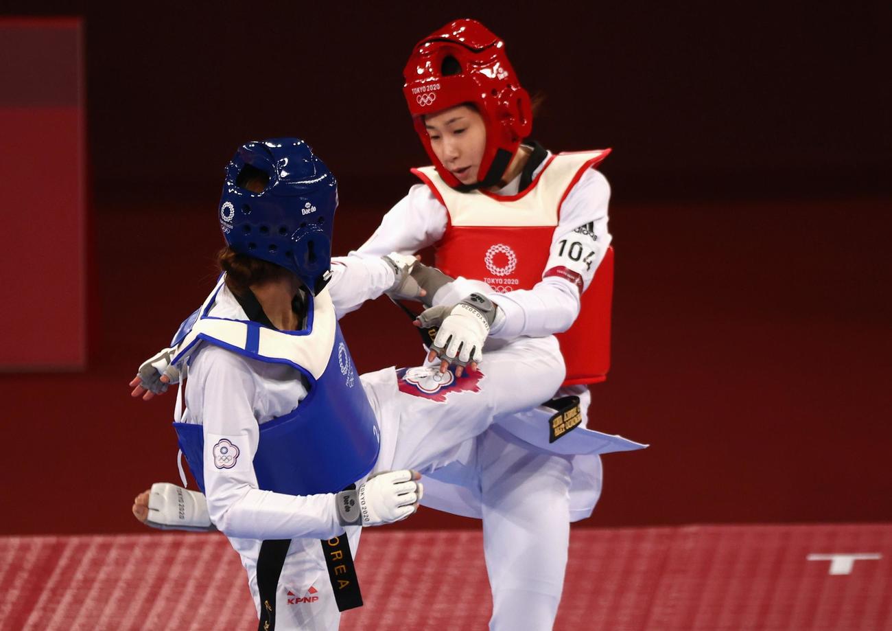 テコンドー女子49キロ級2回戦　台湾のポーヤー・スー（左）を破った山田美諭（ロイター）