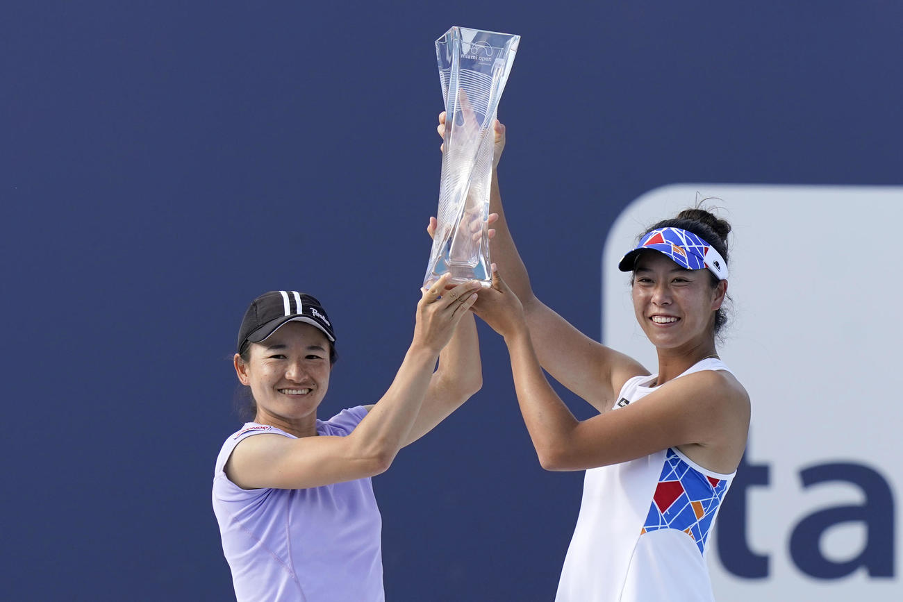 優勝した青山修子、柴原瑛菜組（AP）