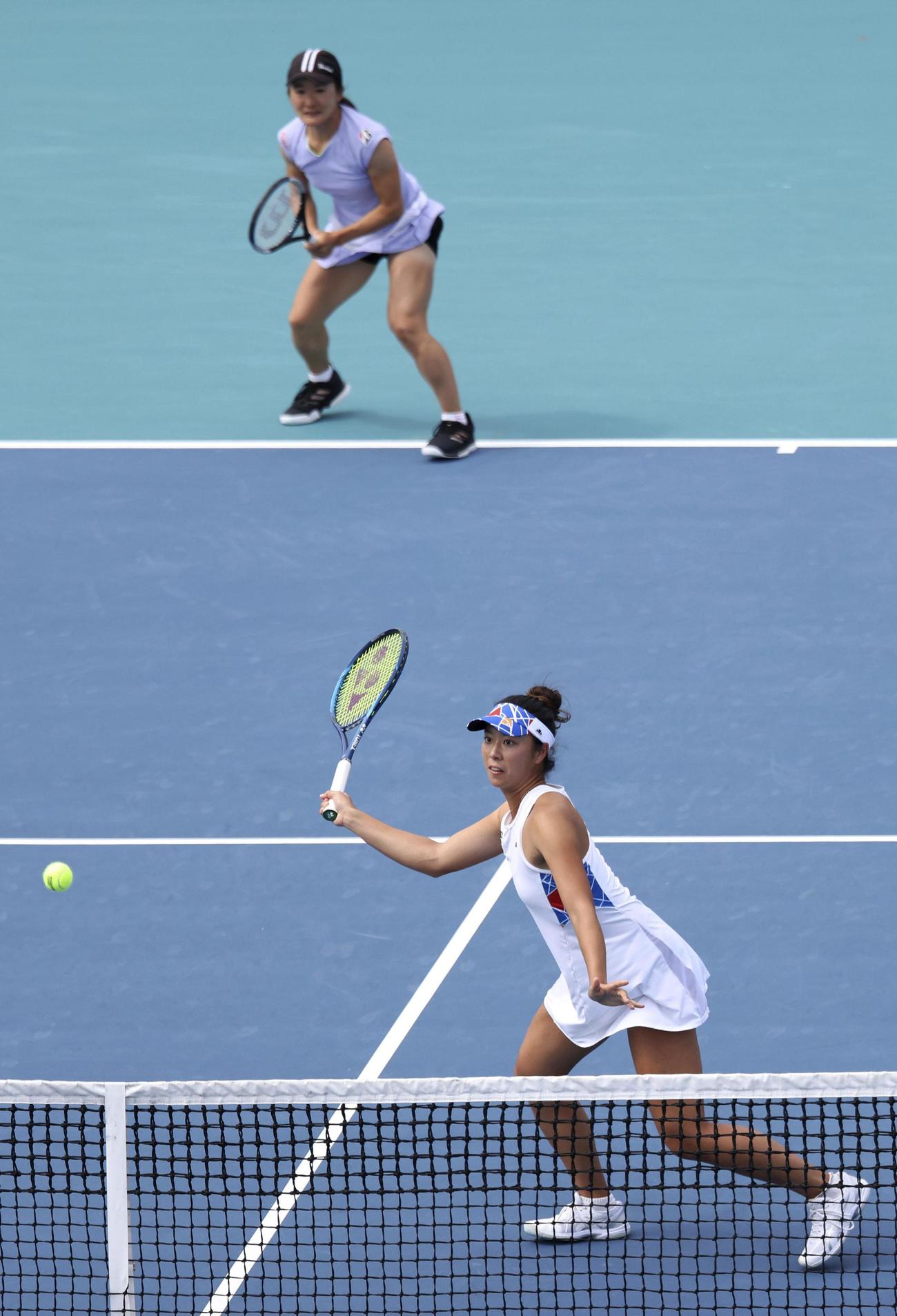 女子ダブルス決勝、優勝した青山（奥）、柴原組（共同）