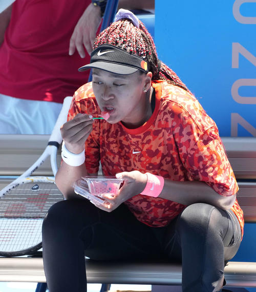本格始動の大坂なおみ コーチらと談笑 すいか食べリラックスした様子も テニス 東京オリンピック2020写真ニュース 日刊スポーツ